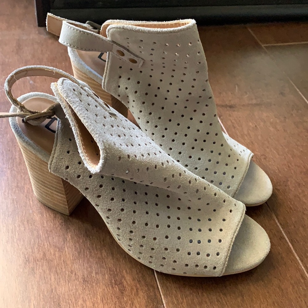 Diba womens  size 8 sandal grey spring shoe